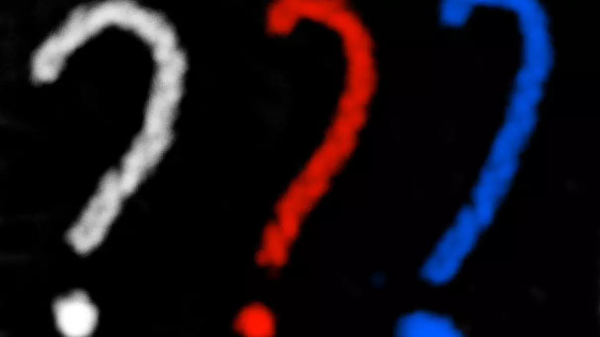 Ein weißes, ein rotes und ein blaues Fragezeichen