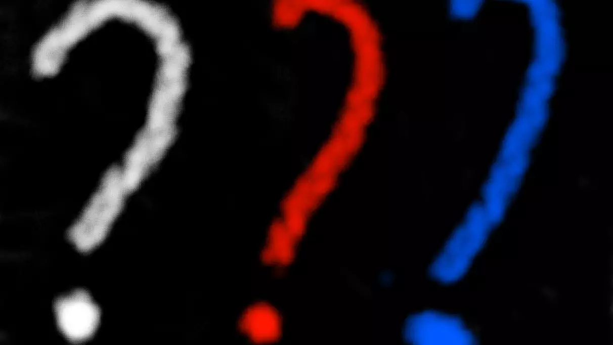 Ein weißes, ein rotes und ein blaues Fragezeichen