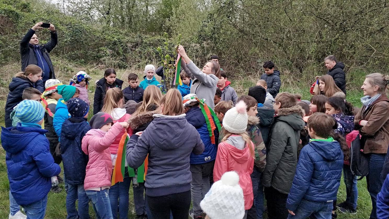 Baumpflanzaktion im Schulgarten